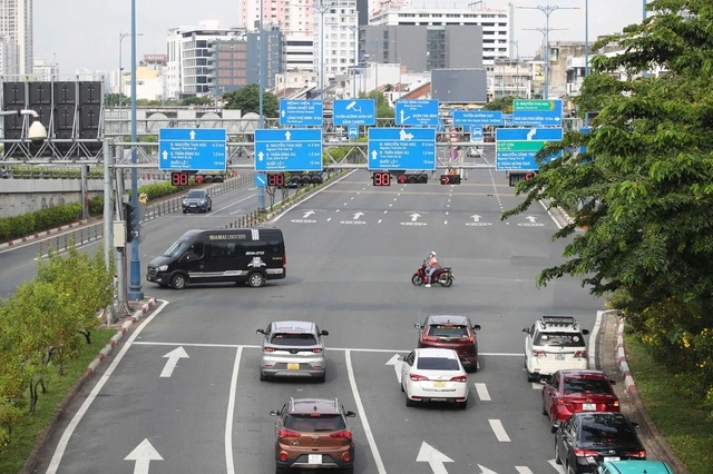 Biển báo, đèn tín hiệu làm khó người tham gia giao thông