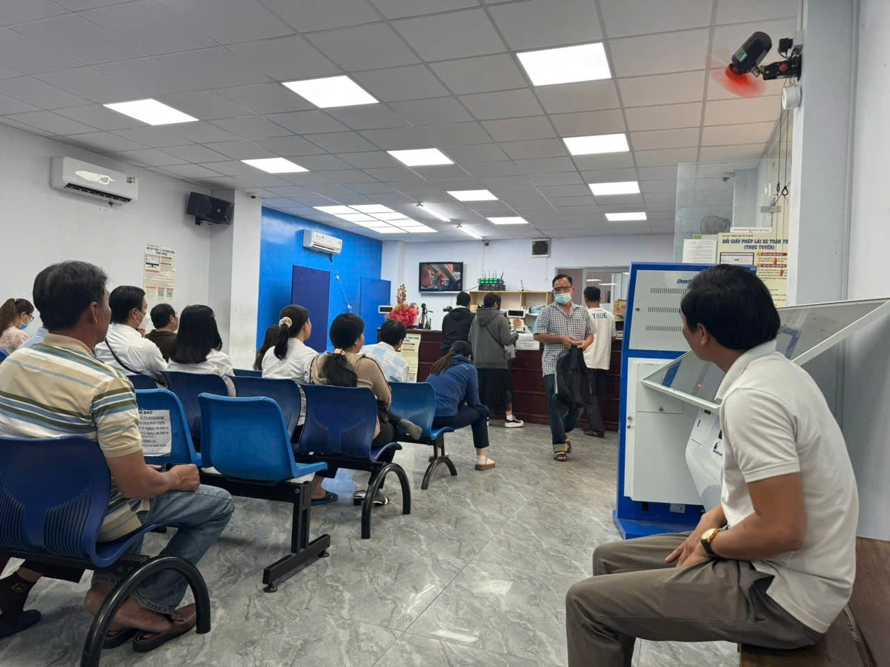 Đổi giấy phép lái xe đã bớt ùn tắc