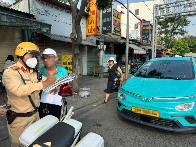 Tài xế công nghệ, shipper bị CSGT TP.HCM thổi phạt vì những thói quen không ngờ