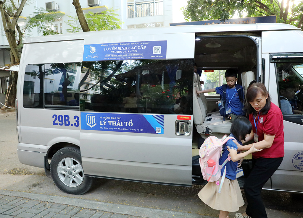 Xe chở học sinh loay hoay thực hiện quy định mới