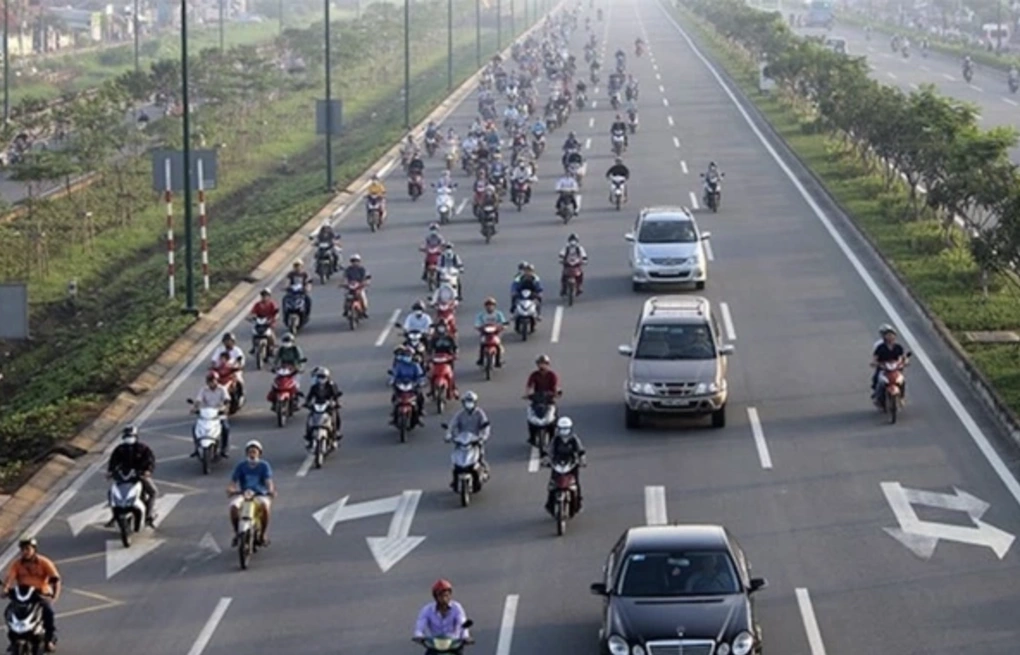 Đi xe máy mà chuyển làn có phải bật xi nhan không?