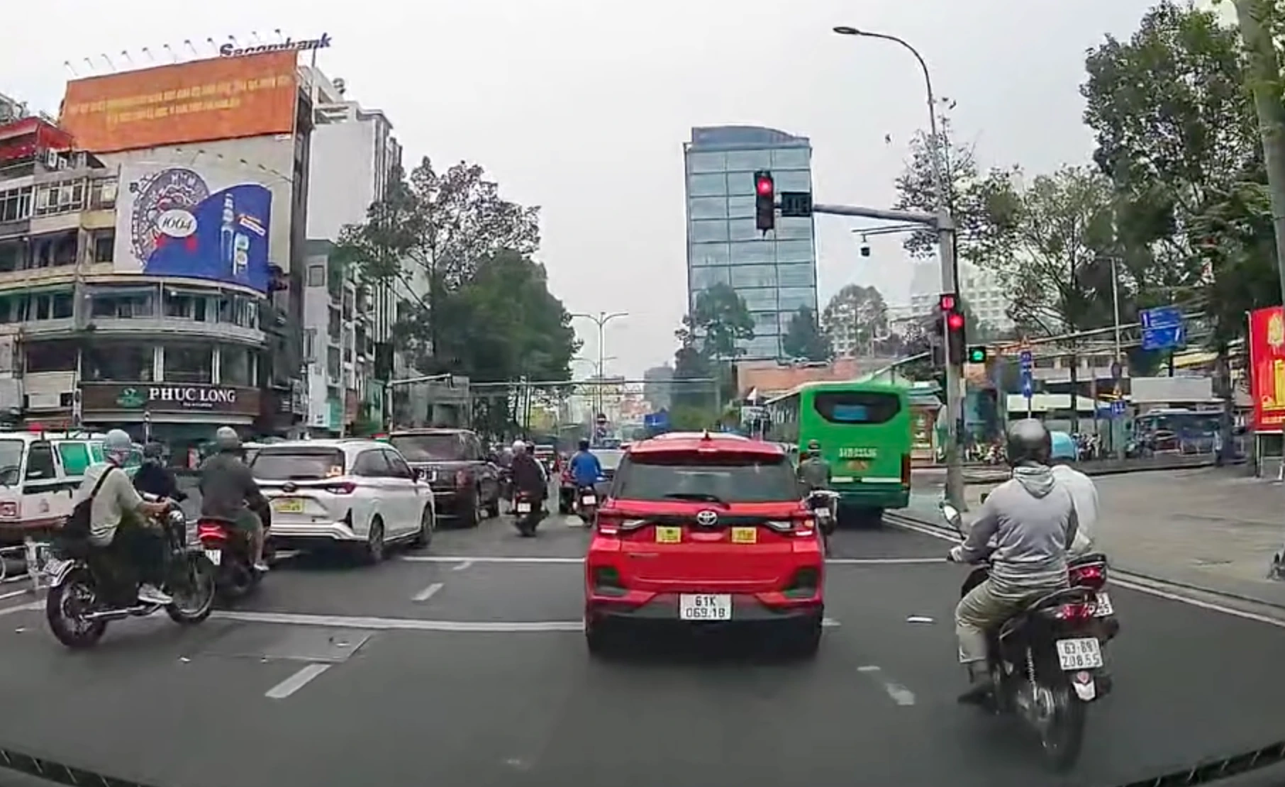 Đèn xanh còn 15 giây bất ngờ chuyển vàng ở TP.HCM: Lỡ vượt có bị CSGT phạt?