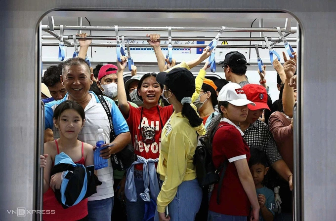 Metro Bến Thành - Suối Tiên chạy đến 23h chở khách dịp lễ 30/4