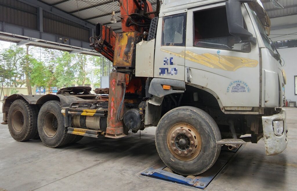 Xe đầu kéo biển trắng không lắp thiết bị giám sát hành trình có được đăng kiểm?- Ảnh 1.